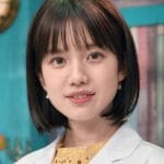 【画像】弘中綾香ちゃん(32)、この膨らみ・・もしかして!?