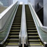 【議論】エスカレーターで階段がどんどん出てくる原理、知ってる方いますか！？