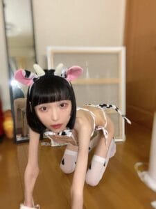 【画像】エチエチ女子、牛柄ビキニを着て四つん這いになってしまう