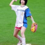 【画像】始球式をする女性