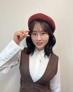 【画像】本田望結ちゃん、眼鏡をかけて漫画家風の衣装を披露!これは可愛い!!
