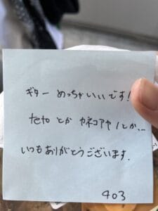 【画像】ワイ、アパートでギター弾いてたらファンが出来る