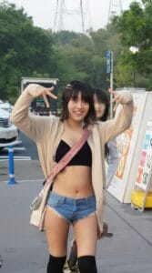 【画像】街中でこんな格好の女性さん・・これは大胆!!