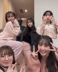 【画像】工藤由愛ちゃんの私服がこの季節でもヘソ出し!!