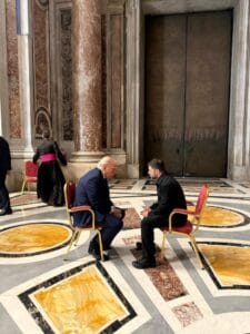 【画像】バチカンの舞台裏：トランプとゼレンスキーの会談の全貌
