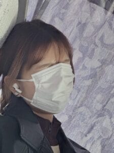【画像】小さめマスクでここまで隠せるとかどんな魔法なん?www