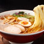 【絵】ラーメン食べてる女の子 → 評価よろしく!✋😳